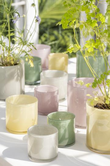 Skjuler gennemfarvet gråt glas. Kan også benyttes som lysestage.