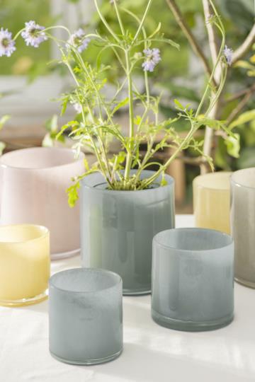 Skjuler gennemfarvet rosa glas. Kan også benyttes som lysestage.