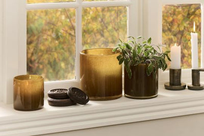 Skjuler gennemfarvet rosa glas. Kan også benyttes som lysestage.