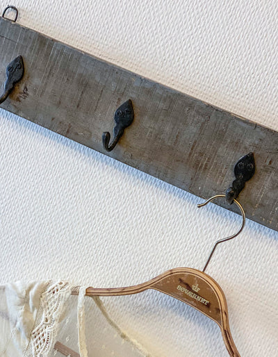 Knagerække med 2 kroge af genbrugt træ fv. vintage grå