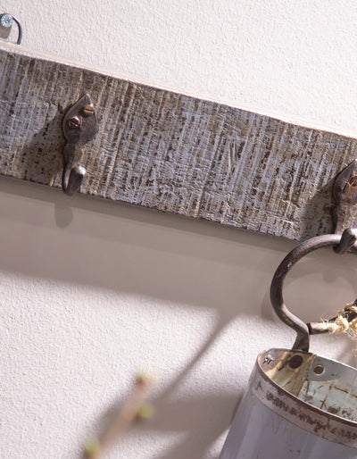 Knagerække med 2 kroge af genbrugt træ fv. vintage grå