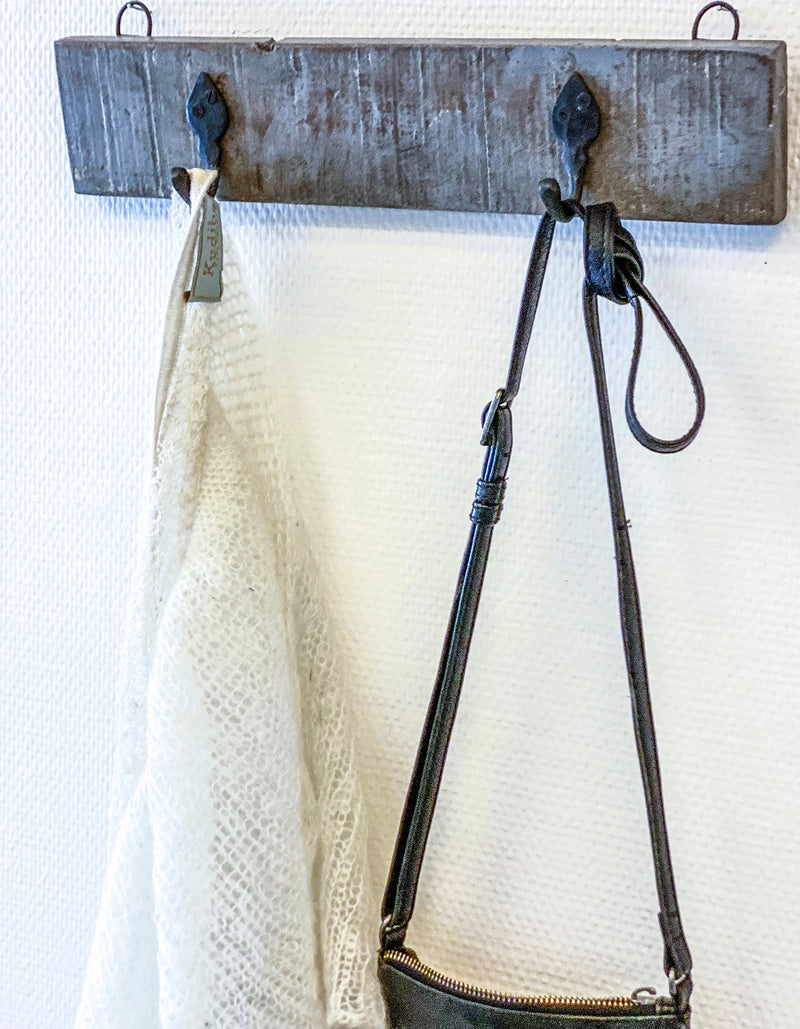 Knagerække med 2 kroge af genbrugt træ fv. vintage grå