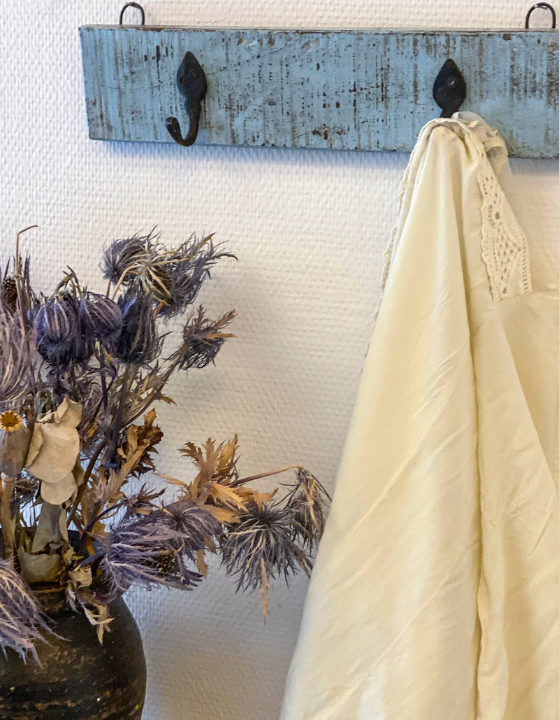 Knagerække med 3 kroge af genbrugt træ fv. vintage lyseblå